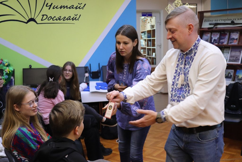 Радість спільного святкування у бібліотеці